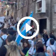 Ondata di argentini ai Quartieri spagnoli, cori da brividi: "Diego, Diego" | VIDEO
