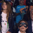 De Laurentiis al Maradona in compagnia del nipotino, il piccolo indossa la maschera di Osimhen | FOTO