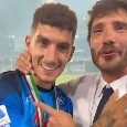 Simpatico siparietto alla fine della festa scudetto: Di Lorenzo consegna la fascia di capitano a De Martino | VIDEO