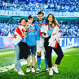 La famiglia di Kvara presente alla festa scudetto, il georgiano al Maradona con madre e fratello e fidanzata | FOTO
