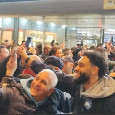 Napoli Basket, immagini show alla stazione: sentite che coro cantano insieme giocatori e tifosi | VIDEO