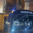 Giuntoli torna a Napoli, prima volta da avversario: si siede davanti a tutti nel pullman Juve | FOTO CN24