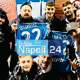 Geolier con Di Lorenzo dopo Napoli-Juve, maglia autografata per i rapper napoletani | FOTO