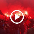 Barcellona arrivato allo stadio, atmosfera pazzesca: fumogeni, cori e petardi ad incitare i blaugrana | VIDEO CN24