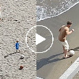 Dries e Ciro Mertens da brividi: giocano a calcio in spiaggia a Napoli | VIDEO