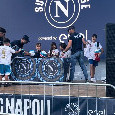 Ritiro Napoli, gesto a sorpresa di Conte e Oriali per i tifosi azzurri | FOTO