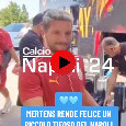 Mertens, che gesto! Fa felice un piccolo tifoso del Napoli regalandogli una sua maglietta | VIDEO