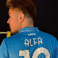 SSC Napoli, regalo per il cantante Alfa! Stasera al Palapartenope in maglia azzurra | FOTO