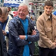 La SSC Napoli omaggia Maradona! Stamattina ADL, Conte e Di Lorenzo in pellegrinaggio ai Quartieri Spagnoli | VIDEO