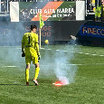 Venezia-Napoli, i tifosi locali lanciano un fumogeno a poca distanza da Meret | FOTOGALLERY