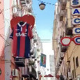 Sconfitta Inter, a Napoli spunta una maglia del Bologna in centro città: lo scatto diventa virale | FOTO