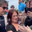 Conte coi tifosi a Castel Volturno, spunta anche una 92enne pazza del mister | VIDEO CN24