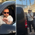 Napoli-Cagliari, ecco l'accoglienza dei tifosi azzurri all'arrivo in ritiro | VIDEO