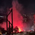 Clamoroso Napoli-Cagliari, bolgia sotto l'hotel dei sardi! Petardi e caos per disturbare | VIDEO