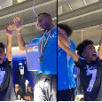 Festa scudetto Napoli, spunta un piccolo tifoso scatenato tra i giocatori | VIDEO