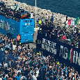 VIDEO - Festa Scudetto Napoli sul Lungomare gremito: la squadra sfila sul bus scoperto!