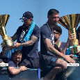 Festa scudetto Napoli, McTominay scherza con una sigaretta sul pullman | VIDEO