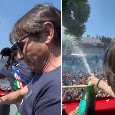 Festa scudetto Napoli, scatenato anche Conte che stappa lo champagne | VIDEO