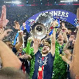 PSG campione d'Europa, ecco Kvaratskhelia scatenato mentre alza la coppa | FOTO