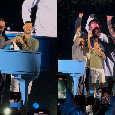 Ngonge e Politano sul palco al concerto di Gigi D'Alessio, Matteo fa partire un coro con tutto il Maradona! | VIDEO CN24