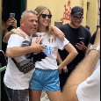 Chiara Ferragni in giro per Napoli con una maglia dedicata a città e scudetto | VIDEO