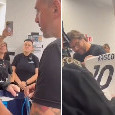Sorpresa Vasco Rossi, doppio regalo SSC Napoli al cantante: "Sono onorato" | VIDEO