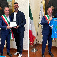 Premiato il fisioterapista del Napoli Mennella dopo la vittoria dello Scudetto | FOTO