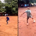 Osimhen si gode le vacanze: partitella di calcio in Nigeria coi suoi amici | VIDEO