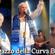 Nino D’Angelo in concerto sul palco di Piacenza con la sciarpa del Club Napoli Bergamo Azzurra | FOTO