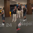 Show di Mertens e Callejon prima della partita di Hamsik! Guardate come si divertono | VIDEO