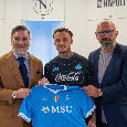Primo scatto per Noa Lang con la maglia Napoli e i due agenti | FOTO