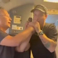 "Nessuno è perfetto!" Siparietto in aereo tra lo juventino Belli e il napoletano Clementino | VIDEO