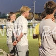 De Bruyne e i palleggi con suo figlio sul campo della Real Casarea | VIDEO