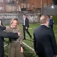 Arianna Meloni sfida Cirielli ai calci di rigore: portiere <i>imparziale</i> e risate | VIDEO