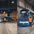Napoli, arrivano i nuovi tram: design azzurro e omaggio a Diego Armando Maradona