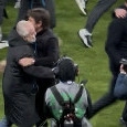 Napoli campione, l'abbraccio tra Conte e De Laurentiis al triplice fischio | FOTO