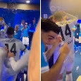 Il Napoli festeggia cos&igrave; la Supercoppa: cori e sigari, che festa nello spogliatoio | VIDEO e FOTOGALLERY