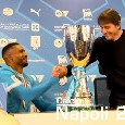 Conte e Juan Jesus si portano la Supercoppa in conferenza stampa | VIDEO