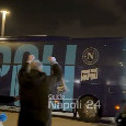 Napoli-Chelsea, &egrave; appena arrivata la squadra! Carica dei tifosi al Maradona | VIDEO