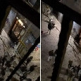 Choc a Napoli stanotte: assalto ultras a un pub con tifosi Chelsea all'interno | VIDEO