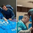 Giornata indimenticabile per Francesco: foto e autografi con gli azzurri a Castel Volturno | VIDEO
