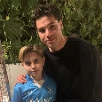 Vergara accontenta i tifosi: selfie e autografo con un bambino mentre era a cena | VIDEO