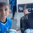 Napoli arrivato a Cagliari, Hojlund firma un pallone ad un piccolo tifoso | VIDEO