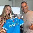 Margot Robbie &egrave; in citt&agrave;! In posa con la maglia della SSC Napoli: ecco dove | FOTO CN24