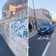 Stadio Maradona, auto sulla pista ciclabile in zona pedonale! La denuncia di Borrelli | VIDEO