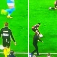 Napoli-Milan, guardate cosa fa il quarto uomo Pairetto! Mai vista una roba del genere | VIDEO