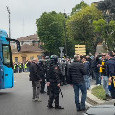 "Odio Napoli!": clima rovente all'esterno del Tardini, cori beceri contro il bus degli azzurri | VIDEO