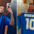 Regalo speciale per il fratello di Alisson Santos: un tifoso del Napoli gli dona una maglia di Maradona | VIDEO