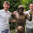 Gilmour come McTominay: ha preso la statua di Maradona e l'ha messa in giardino | VIDEO