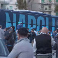 La squadra &egrave; arrivata allo stadio Maradona! Ecco il passaggio del bus e l'accoglienza dei tifosi | VIDEO